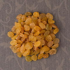 Image showing Circle of golden raisins