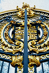 Image showing in london england the old metal gate  royal palace