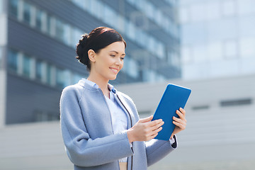 Image showing smiling business woman with tablet pc in city