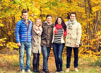 Image showing group of smiling men and women in autumn park