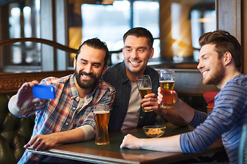 Image showing friends taking selfie and drinking beer at bar