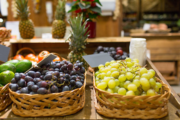 Image showing grape in baskets with nameplates at food market