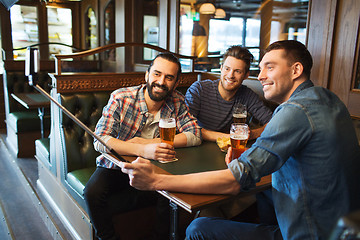 Image showing friends taking selfie and drinking beer at bar