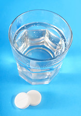 Image showing white pills and water