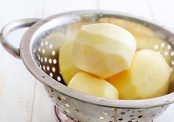 Image showing raw potato in the metal bowl