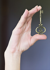 Image showing key in a hand