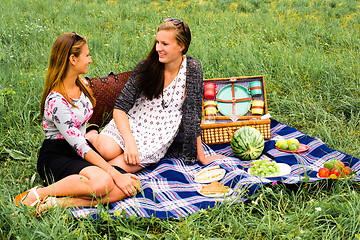 Image showing Best friends having a picnic