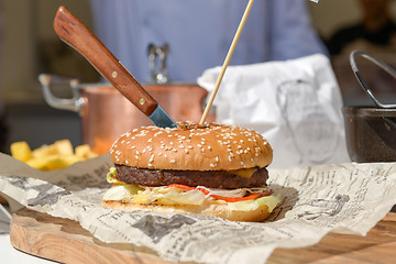 Image showing the hamburger with a knife 