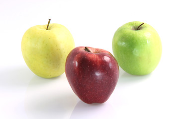 Image showing three color apples