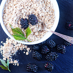 Image showing oat flakes and blackberry