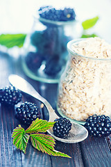 Image showing oat flakes with black berries 