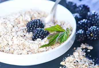 Image showing oat flakes and blackberry