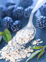 Image showing oat flakes and blackberry