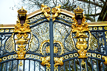 Image showing in london england the old metal gate  royal palace