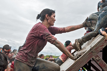 Image showing Teams storm wall in mixed extrim race