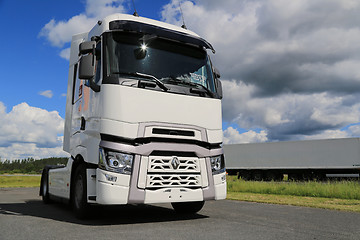 Image showing White Renault Trucks T with High Sleeper Cab