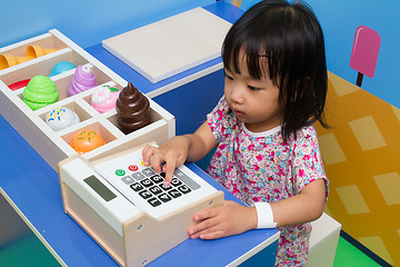 Image showing Chinese children role-playing at ice cream store.