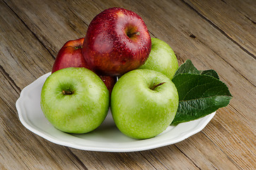 Image showing Apples in a ceramic white plate