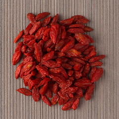 Image showing Circle of dry red goji berries