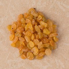 Image showing Circle of golden raisins