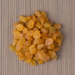 Image showing Circle of golden raisins