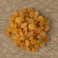 Image showing Circle of golden raisins