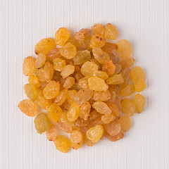 Image showing Circle of golden raisins