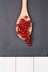 Image showing Currants in a wooden spoon