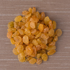 Image showing Circle of golden raisins