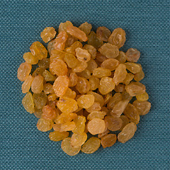 Image showing Circle of golden raisins