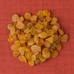 Image showing Circle of golden raisins