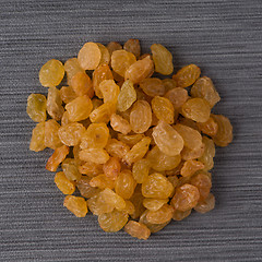 Image showing Circle of golden raisins