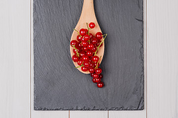 Image showing Currants in a wooden spoon