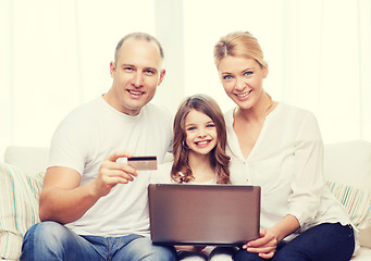 Image showing parents and girl with laptop and credit card