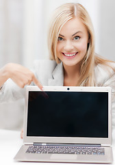 Image showing businesswoman with laptop computer