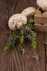 Image showing Champignons in a wooden box