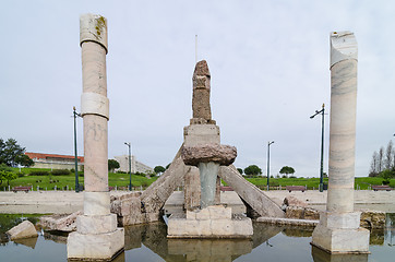 Image showing Monument fountain to the 25th April Revolution