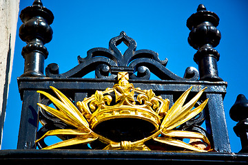 Image showing in london england the old metal gate  royal palace