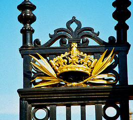 Image showing in london england the old metal gate  royal palace