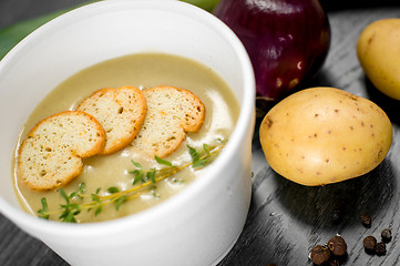 Image showing Delicious portion of cream soup with crackers