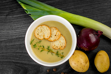 Image showing Delicious portion of cream soup with crackers