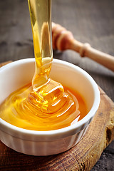 Image showing honey pouring into bowl