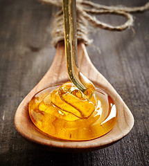 Image showing honey pouring into spoon