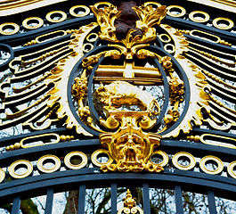 Image showing in london england the old metal gate  royal palace