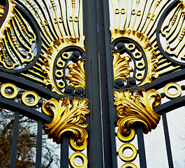 Image showing in london england the old metal gate  royal palace