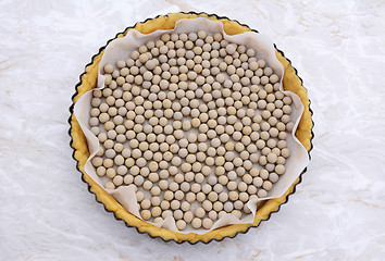 Image showing Ceramic beans in an uncooked pie crust