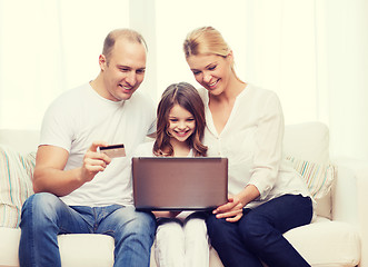 Image showing parents and girl with laptop and credit card