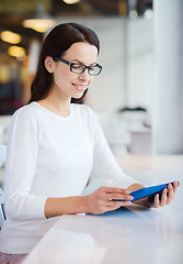 Image showing smiling woman with tablet pc at cafe