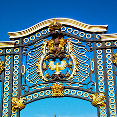 Image showing in london england the old metal gate  royal palace