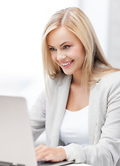 Image showing businesswoman with laptop